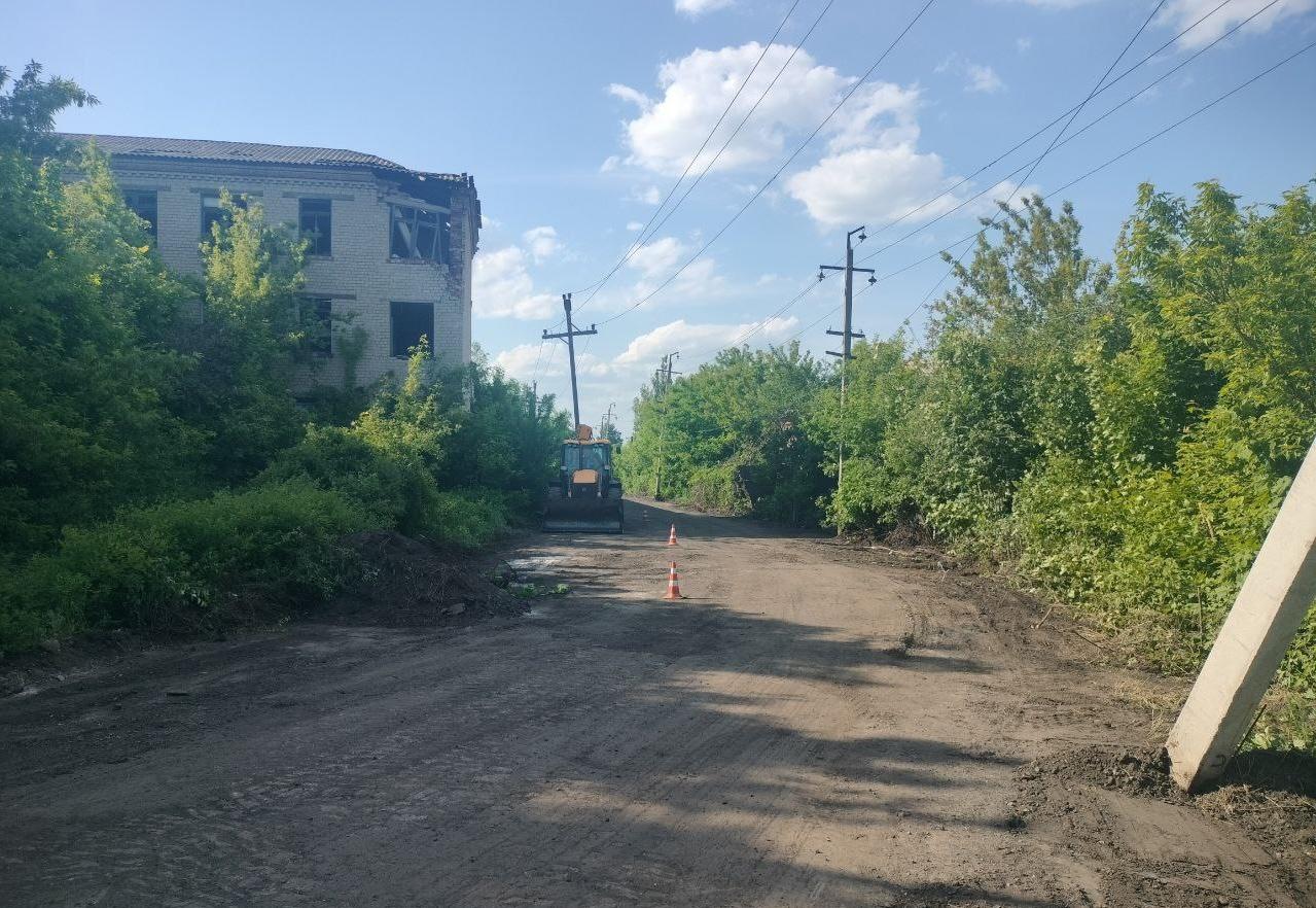 Хабаровский край ремонтирует дорогу на улице Горького в Дебальцево