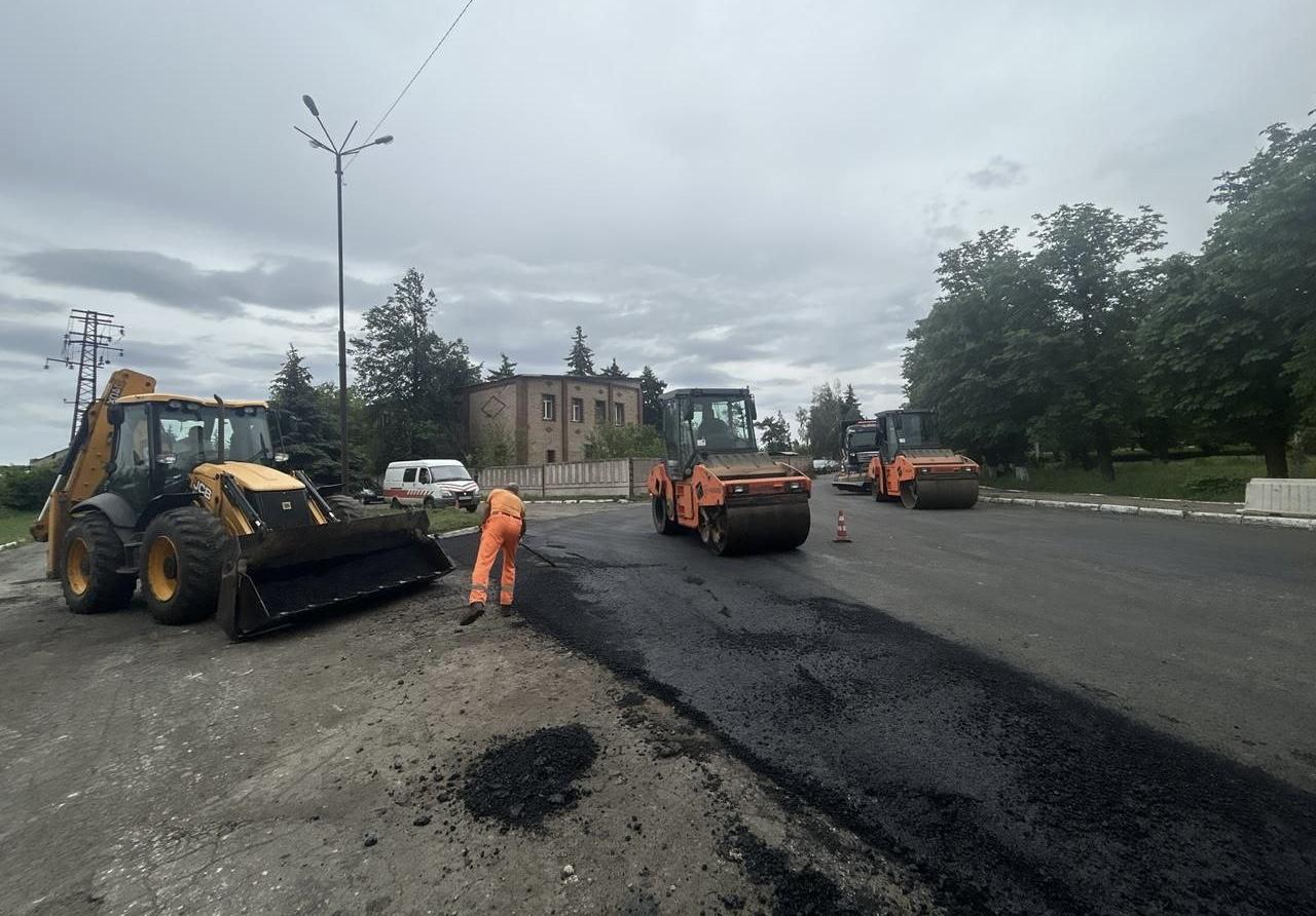 Хабаровский край ремонтирует дорогу на ул. Димитрова в Дебальцево