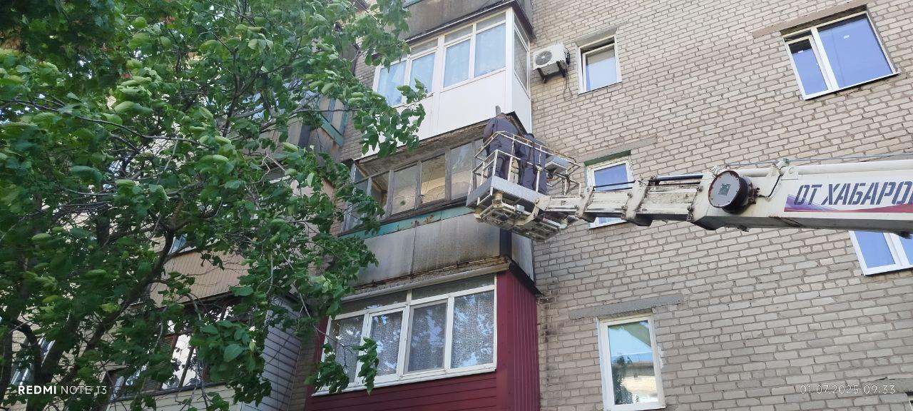 Бригада Хабаровского края демонтировала аварийные балконы в доме Дебальцево