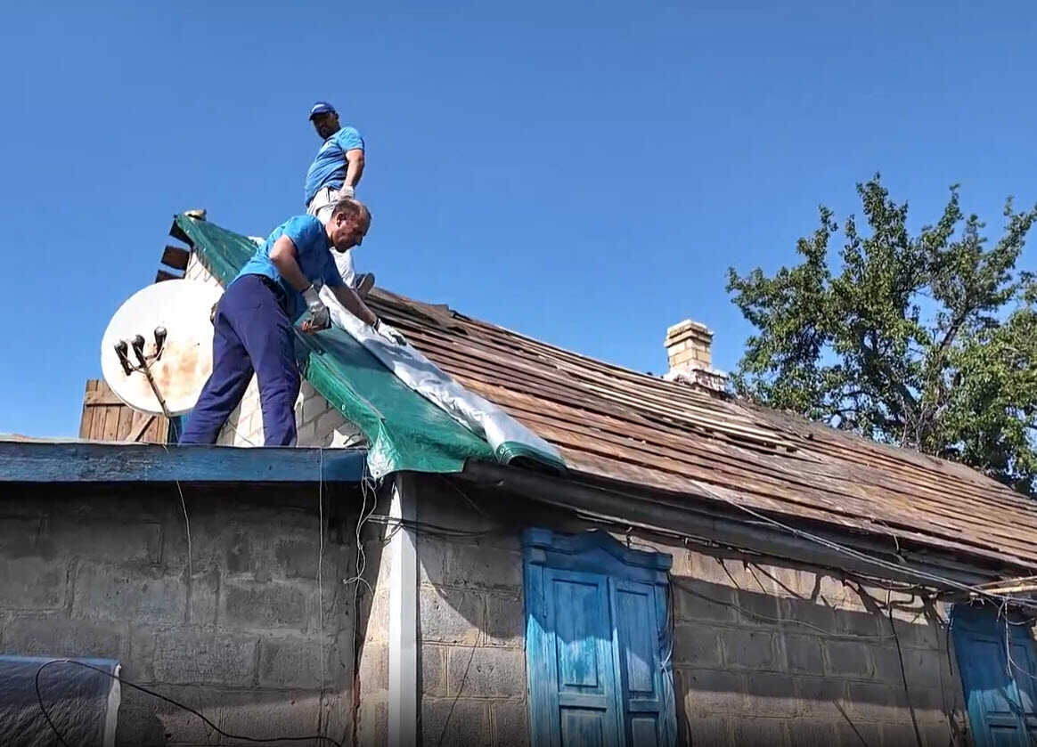 Добровольцы Гумкорпуса Югры починили жителю Курахово крышу дома