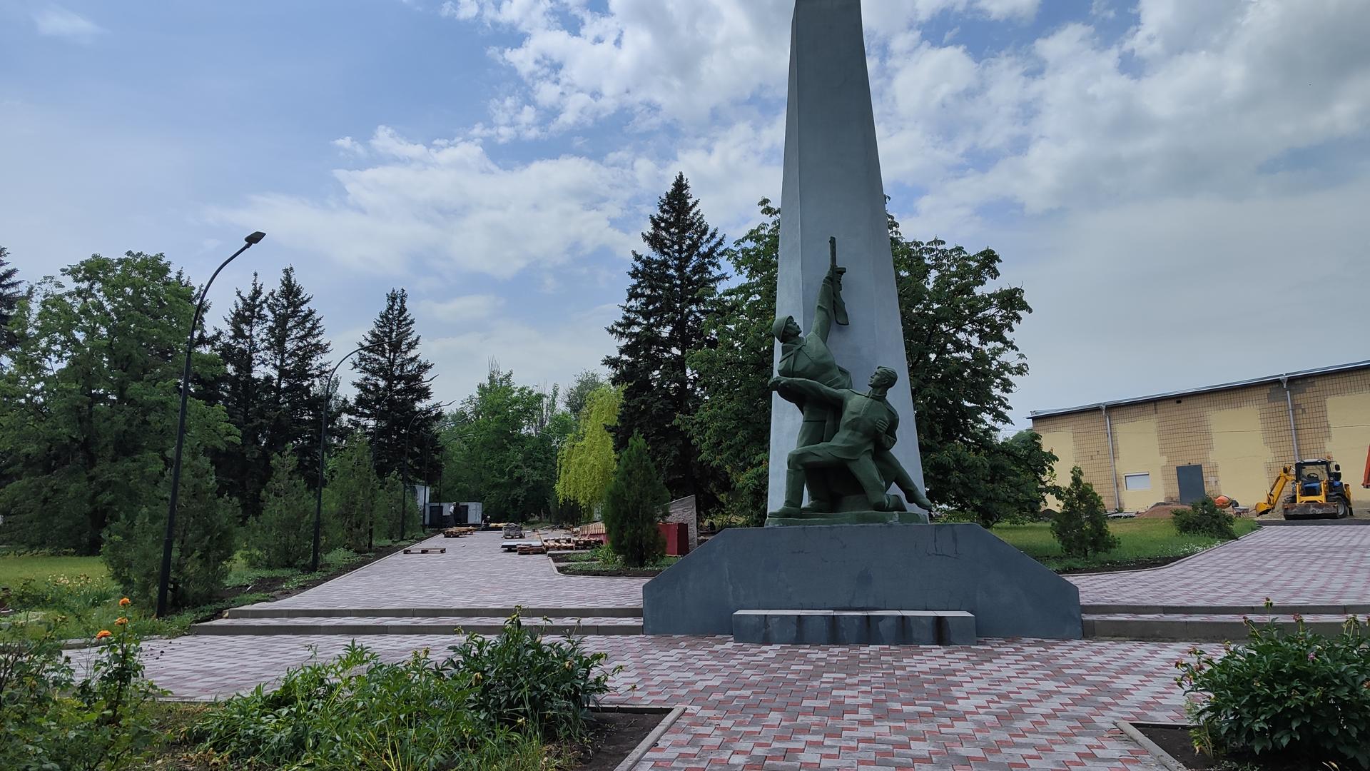 На Мемориальном комплексе в Старобешево при поддержке Бурятии завершается установка гранитных плит