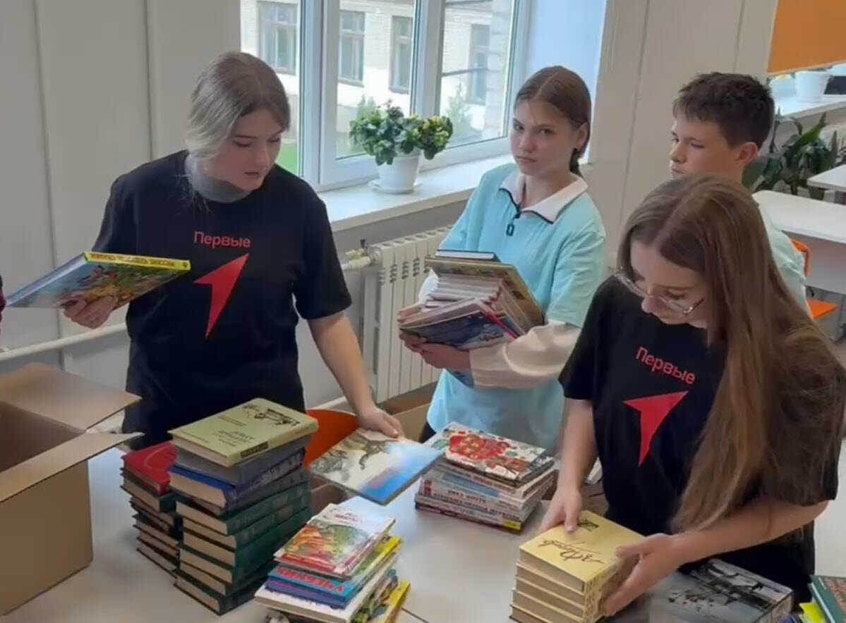 Активисты Тульской области собрали книги для детей Мариуполя