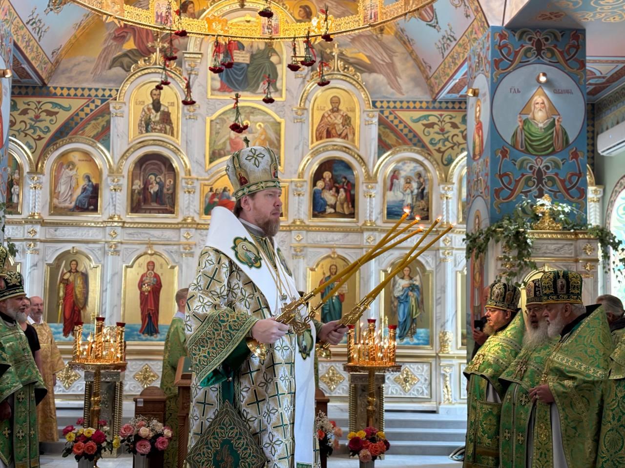 В волновахском храме, восстановленном ямальцами, отметили День Святого Духа
