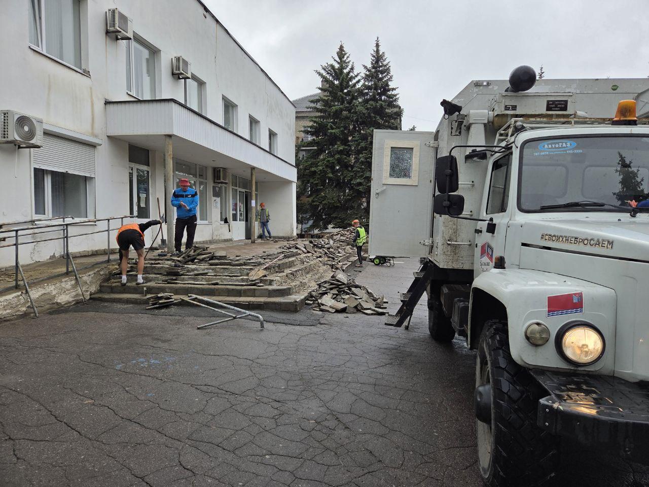 Магаданская область начала ремонт входной группы здания администрации Ждановки