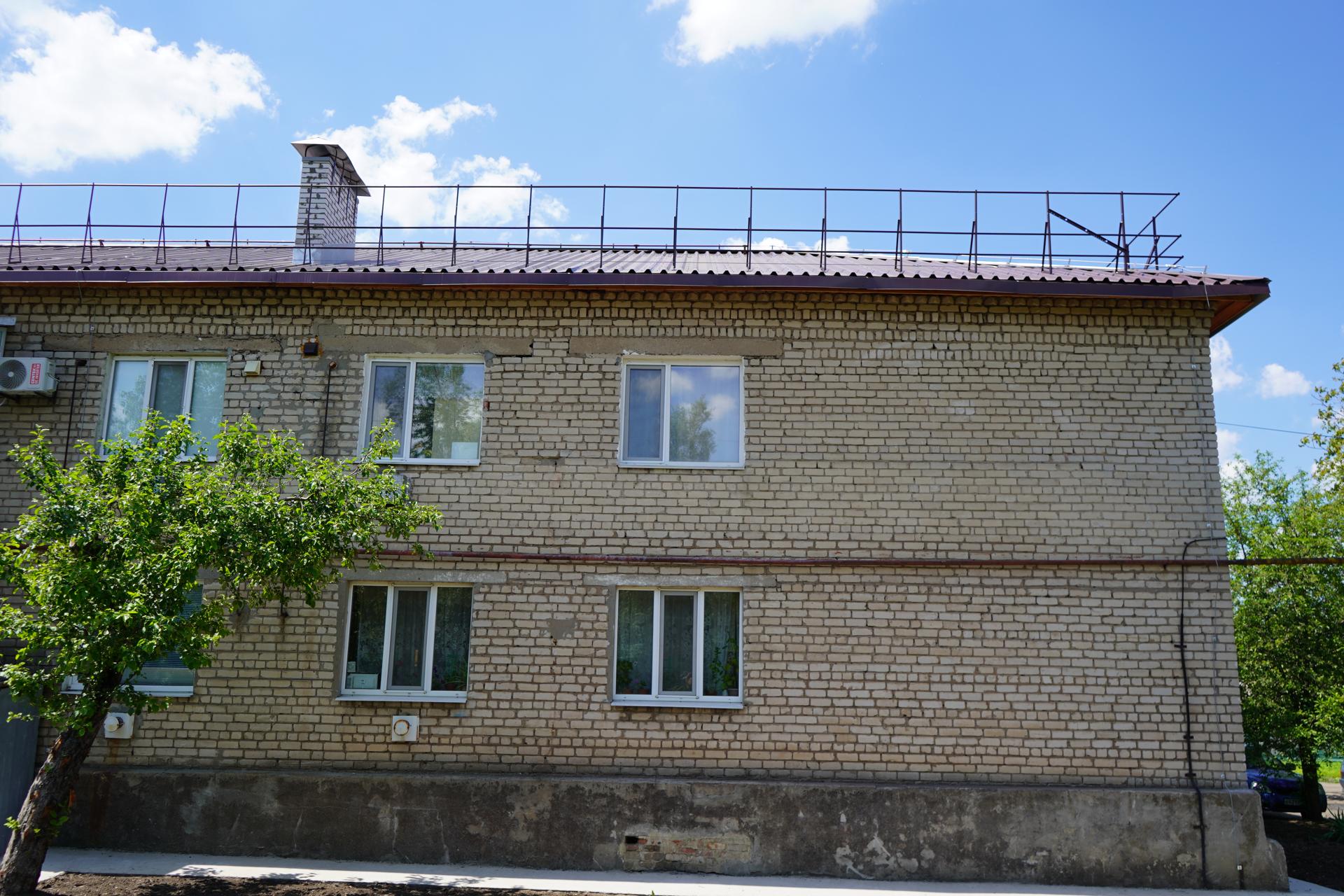 Красноярские строители завершили ремонт шатровой кровли МКД на ул. Фурманова в Свердловске