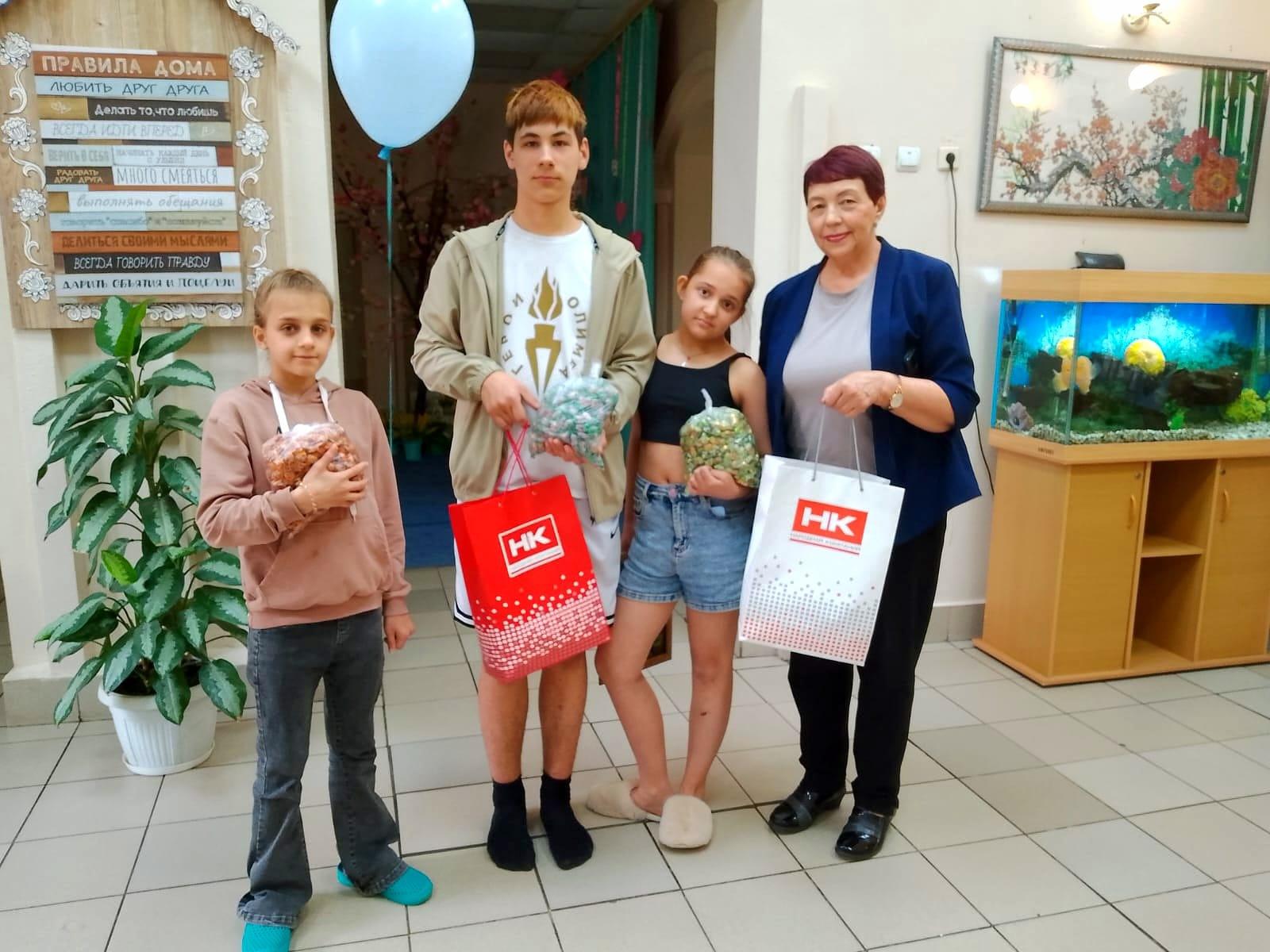 Активисты Хабаровска собрали посылки со сладостями для детского социального центра в Горловке