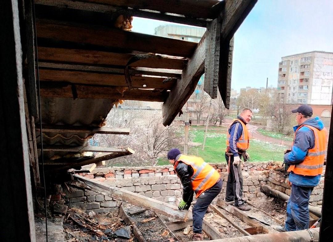 Продолжается ремонт дома на улице Космонавтов