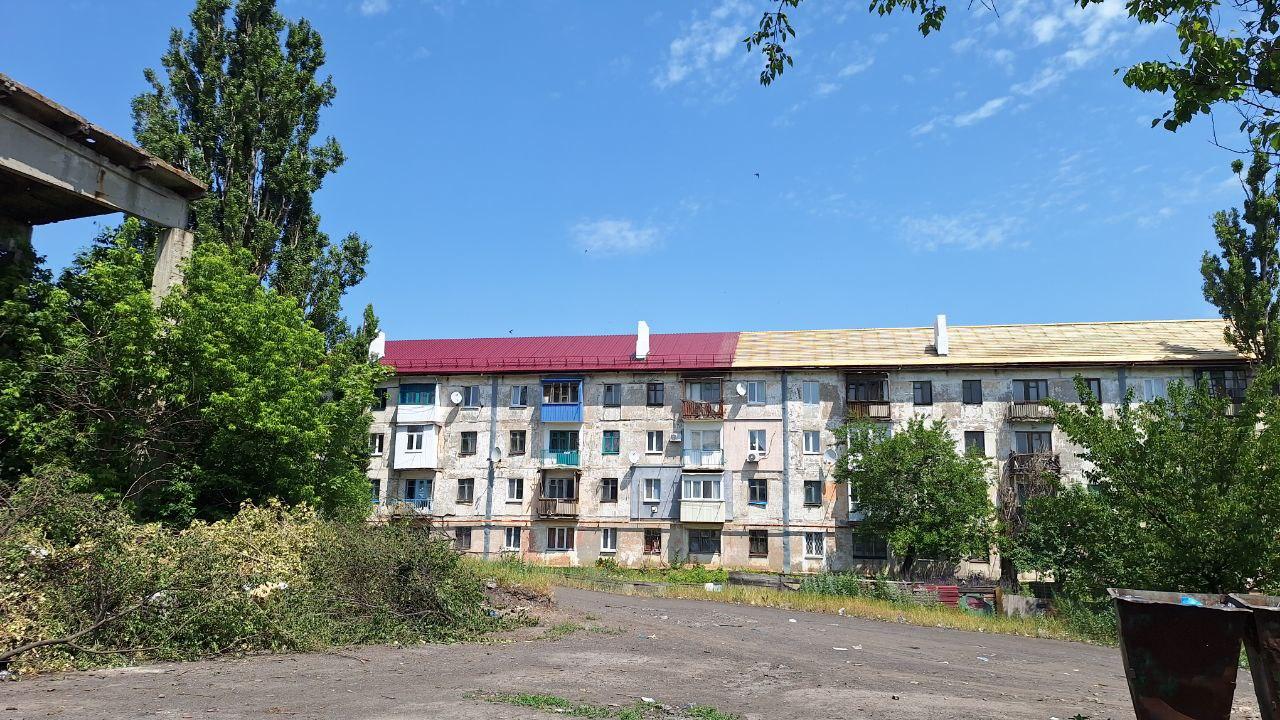 Самарцы проводят капремонт кровель в Снежном