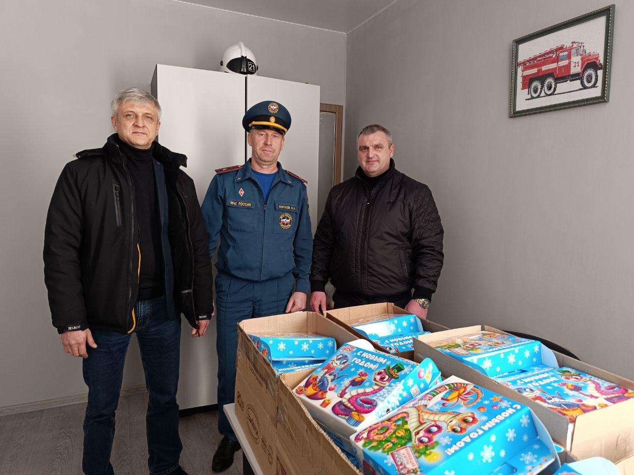 Спасатели Брянска передали сладкие новогодние подарки для детей сотрудников Брянковского пожарно-спасательного отряда