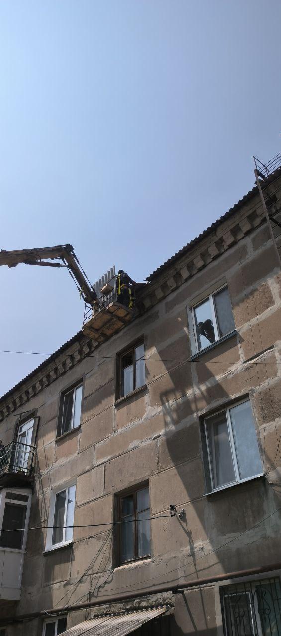 Специалисты рабочей группы Магаданской области провели латочный ремонт двух крыш в Ждановке