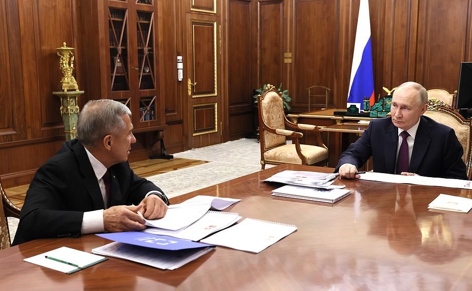 Рустам Минниханов рассказал Владимиру Путину о помощи Лисичанску и Рубежному