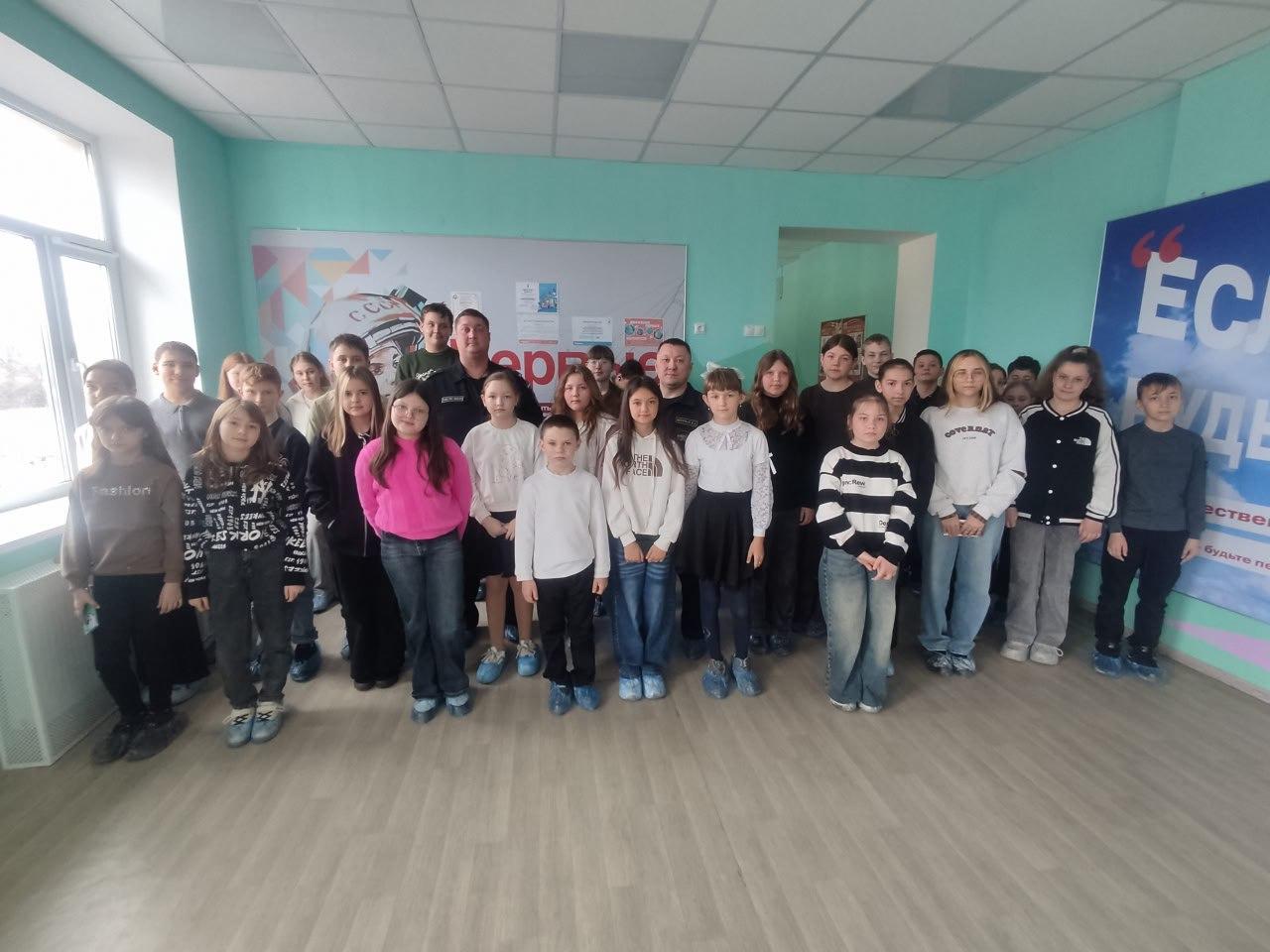Ямальские спасатели обучают юных волновахцев