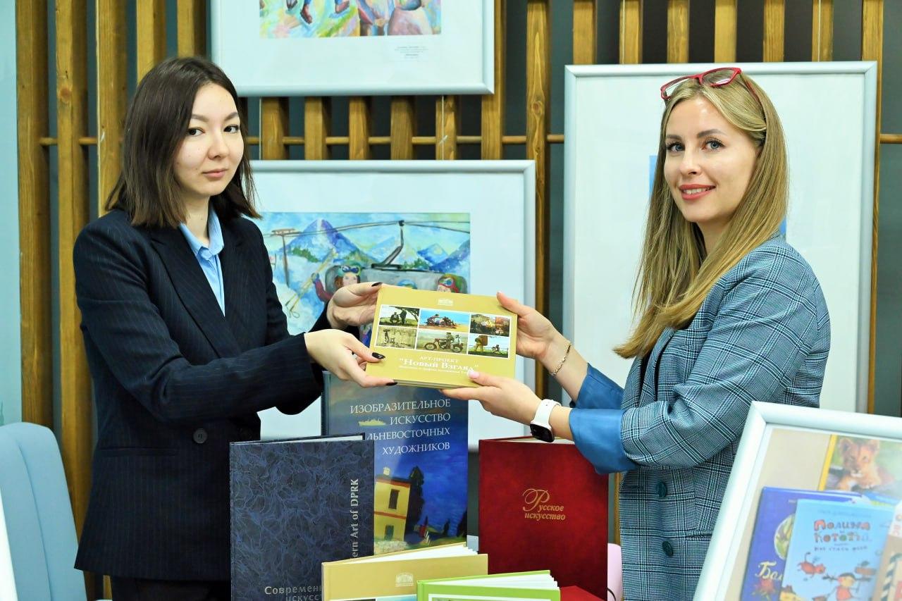 Сахалинцы организовали сбор книг для библиотек Донбасса
