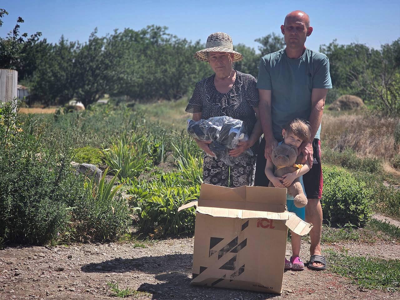 Юную Андриану из села Свободное Волновахского округа ямальцы отвезли к сурдологу в Донецк