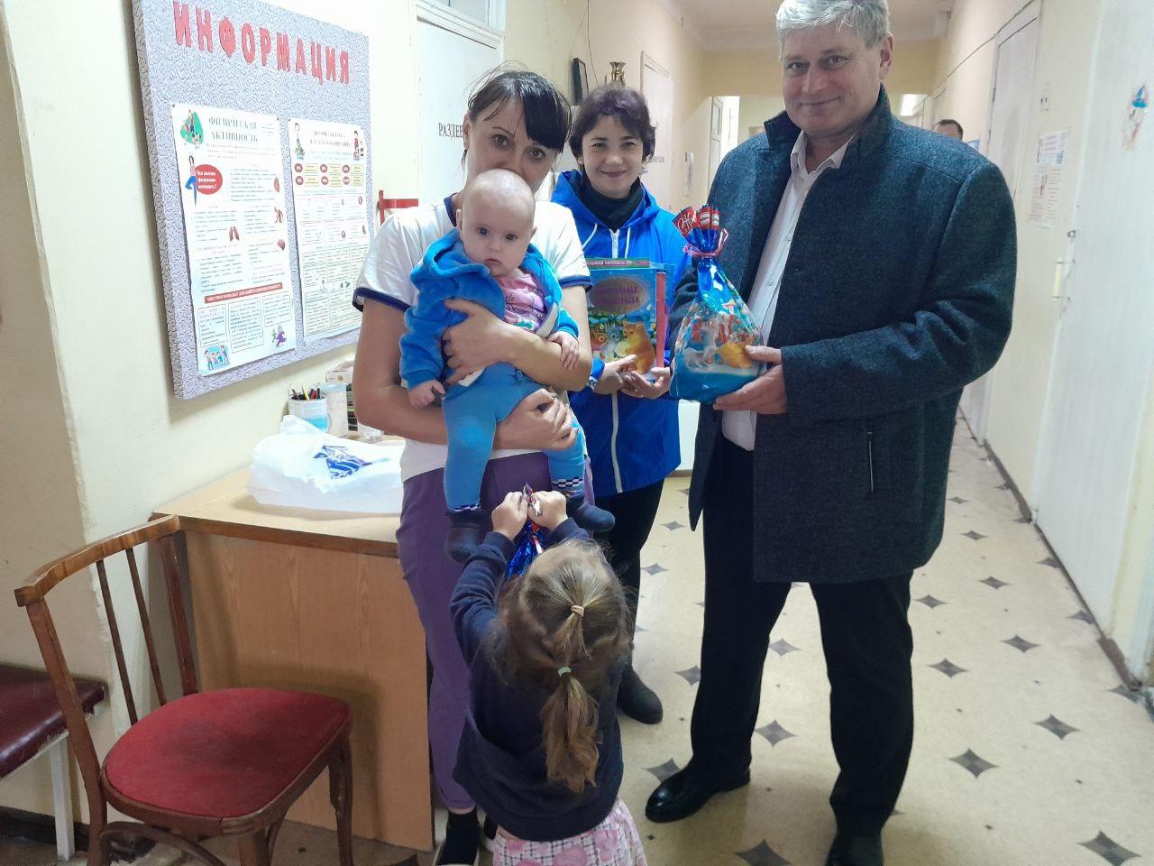 Пациенты детского отделения Меловской больницы получили подарки от костромичей