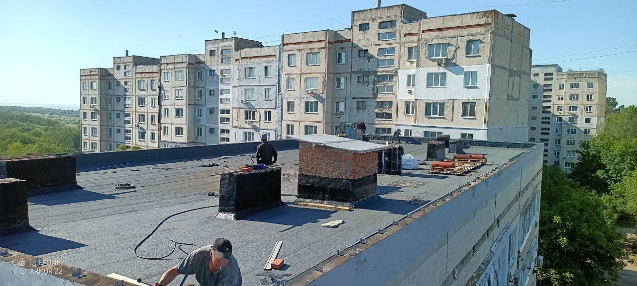 В Краснодоне продолжаются работы по капитальному ремонту мягкой кровли МКД