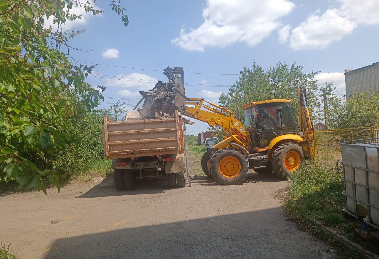 Рабочие Хабаровского края вывезли мусор с территории восстанавливаемого дома в Дебальцево