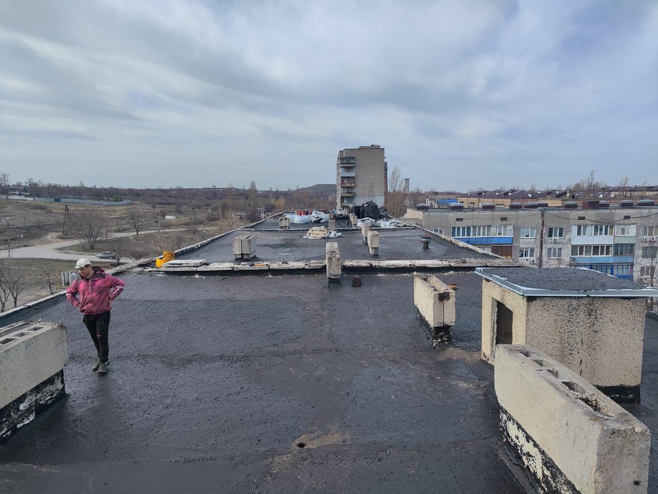 Брянские специалисты ремонтируют кровли в жилых массивах Брянки