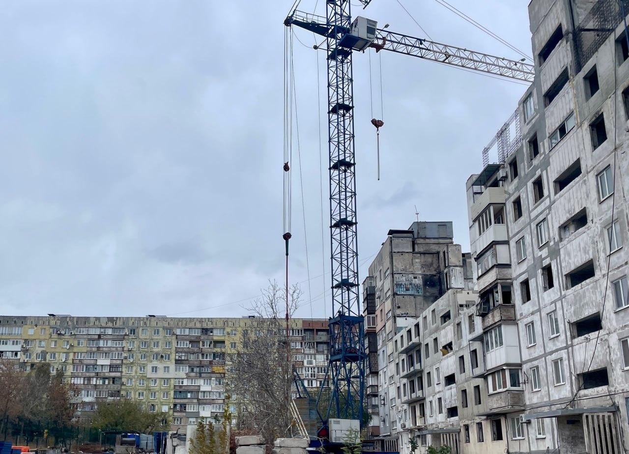 Строители Московской области продолжают восстановление дома в Орджоникидзевском районе Мариуполя
