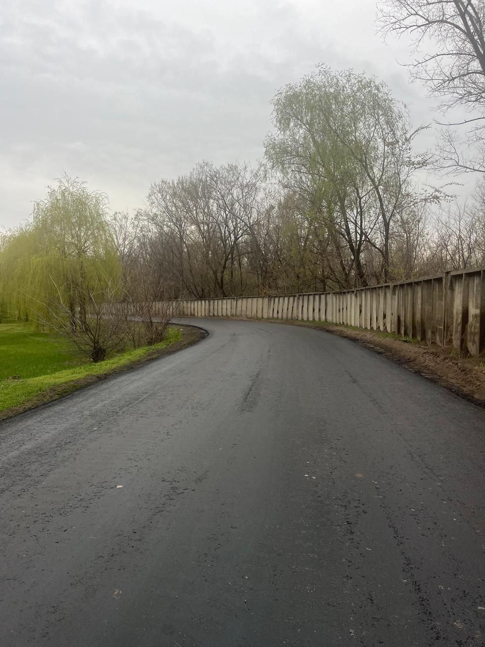На территории Станично-Луганской ЦРБ ремонтируют проезд к приемному отделению