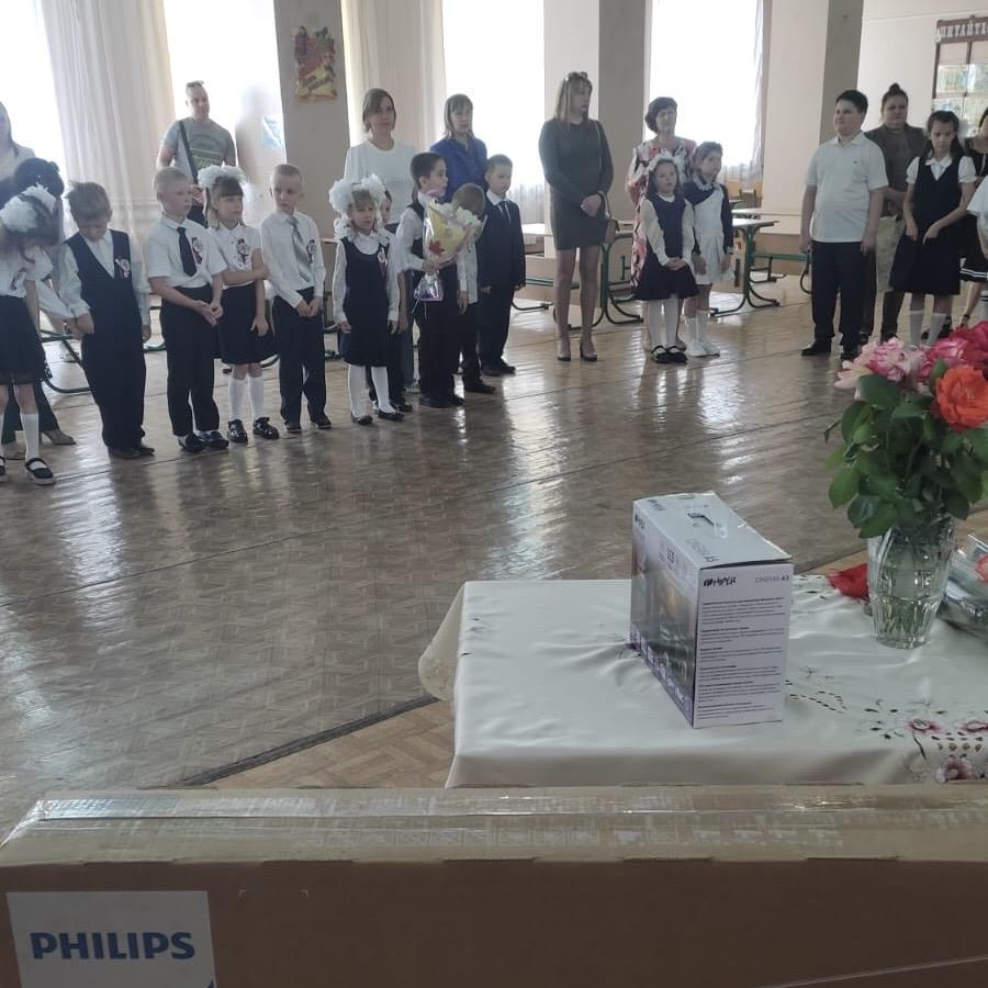 Червонопартизанской школе-интернату в День знаний подарили телевизор и проектор