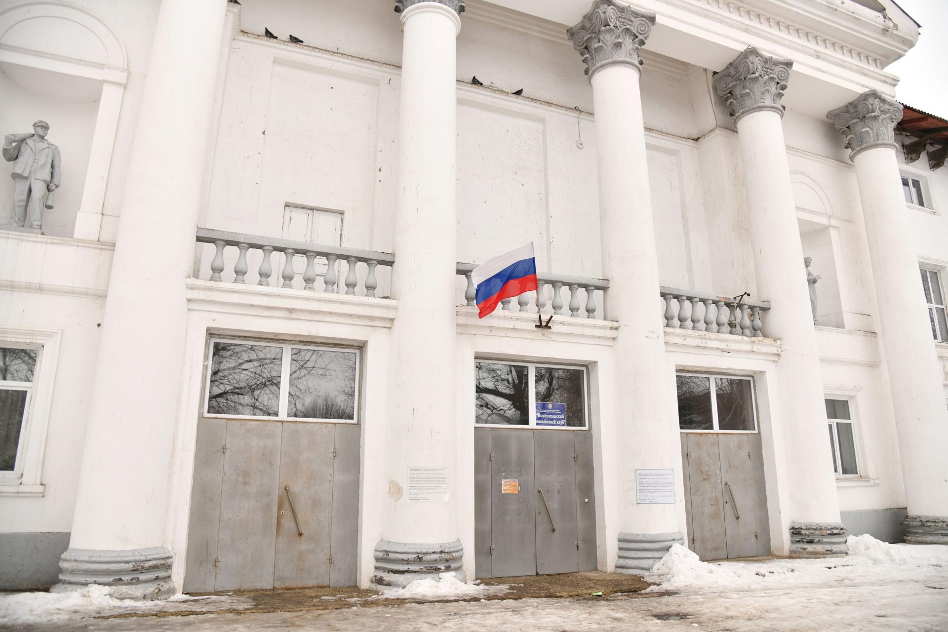 В Комсомольском поселковом клубе красноярские специалисты укрепляют фундамент
