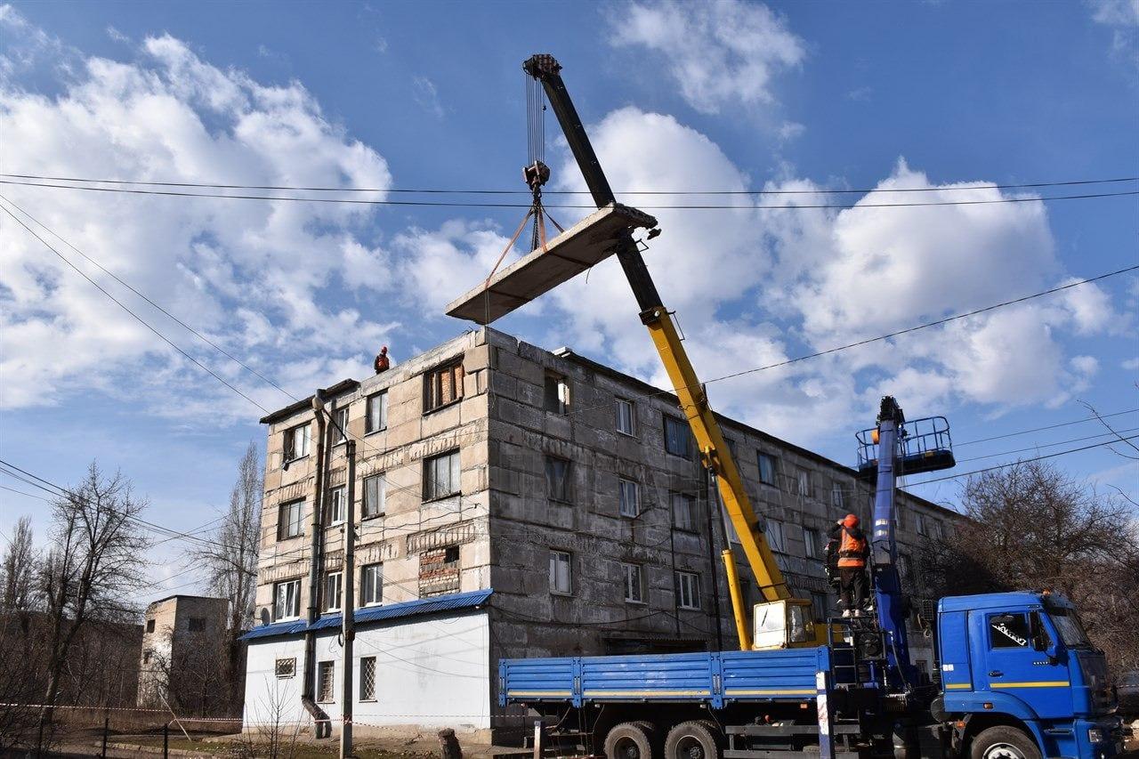 В Первомайске приступили к ремонту кровли общежития