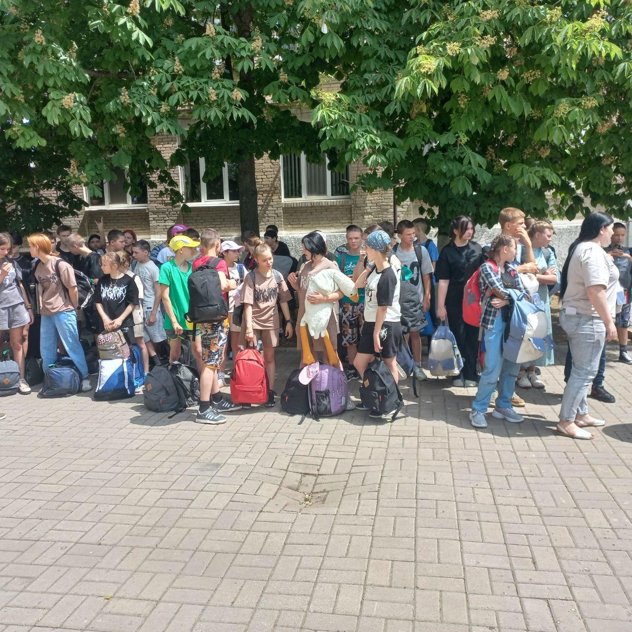 На смену в оздоровительный лагерь отправились 100 детей из ДНР при поддержке ЕАО