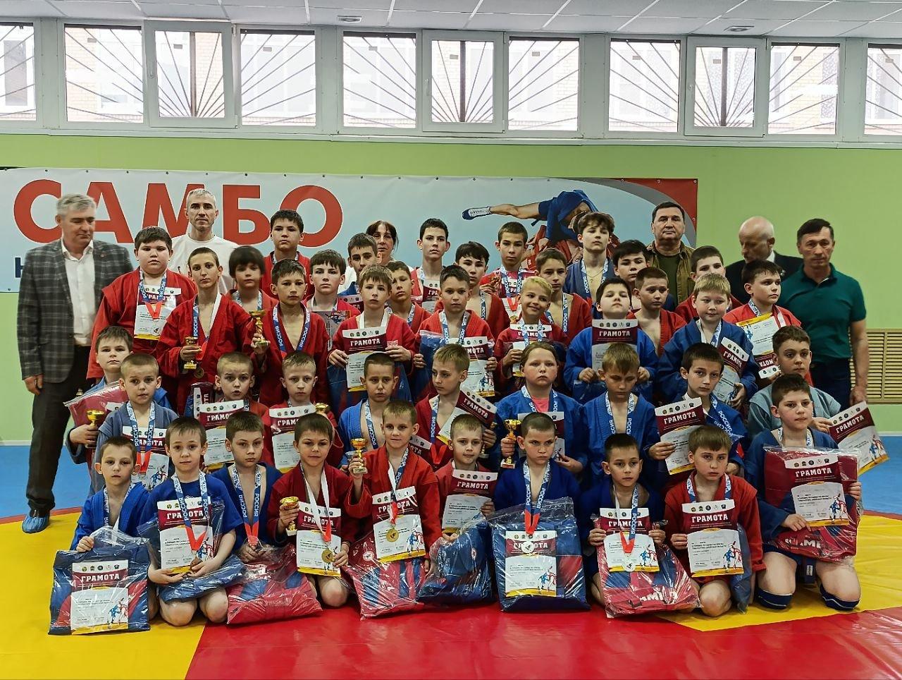 Амурские спортсмены подарили амвросиевским самбистам экипировку