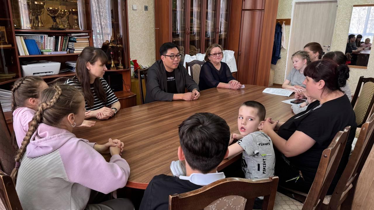 Предприниматели из Калмыкии передали подарки детям, находящимся на реабилитации в регионе-шефе