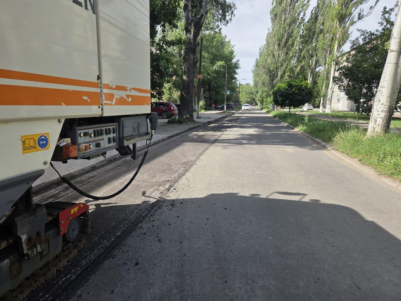 Подрядчики Нижегородской области ремонтируют дорогу в переулке Максименко в Харцызске