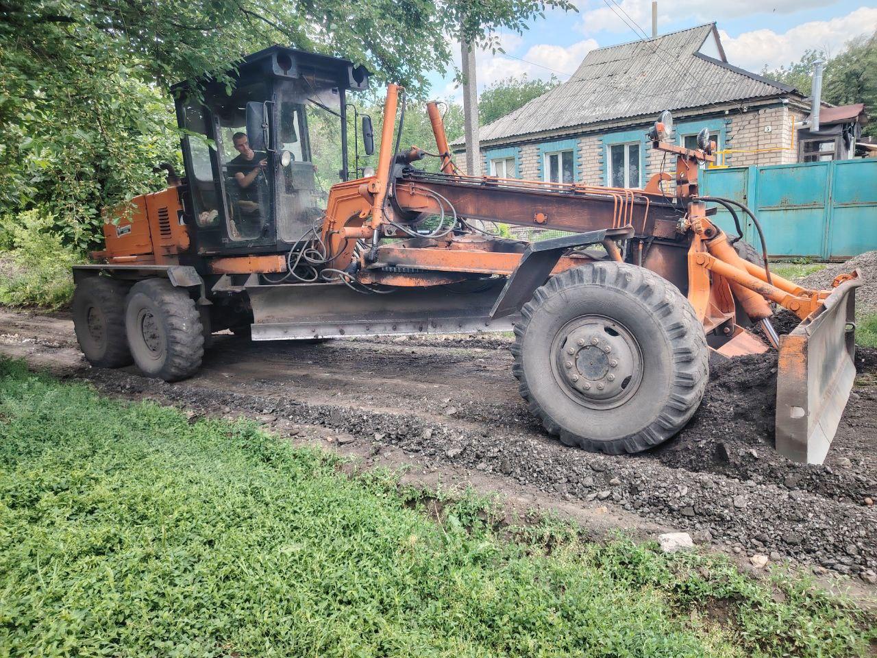 Рабочие Самарской области помогли коллегам из Снежного провести работы по отсыпке дорожного покрытия