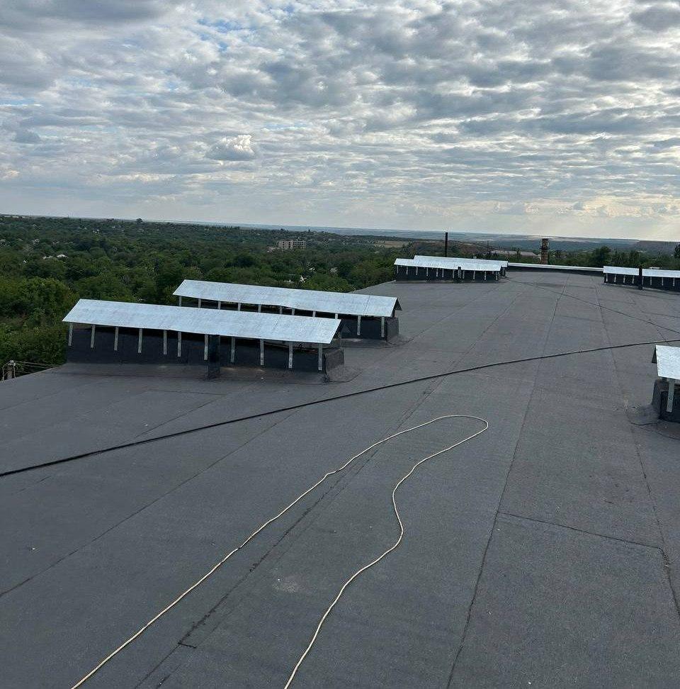 Самарцы завершают ремонт кровли многоквартирного дома в Снежном