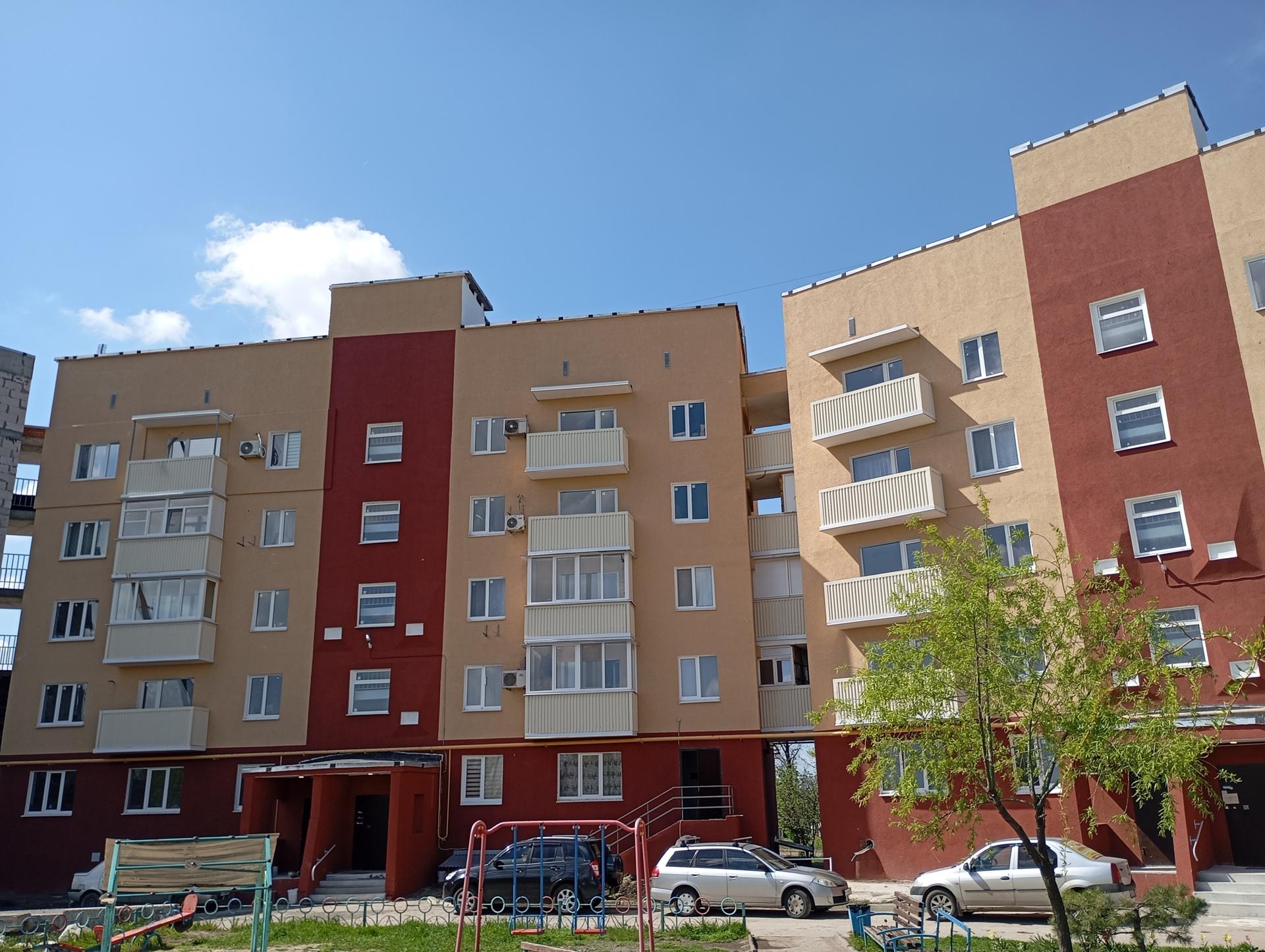 Подмосковные строители восстанавливают дом в поселке под Мариуполем