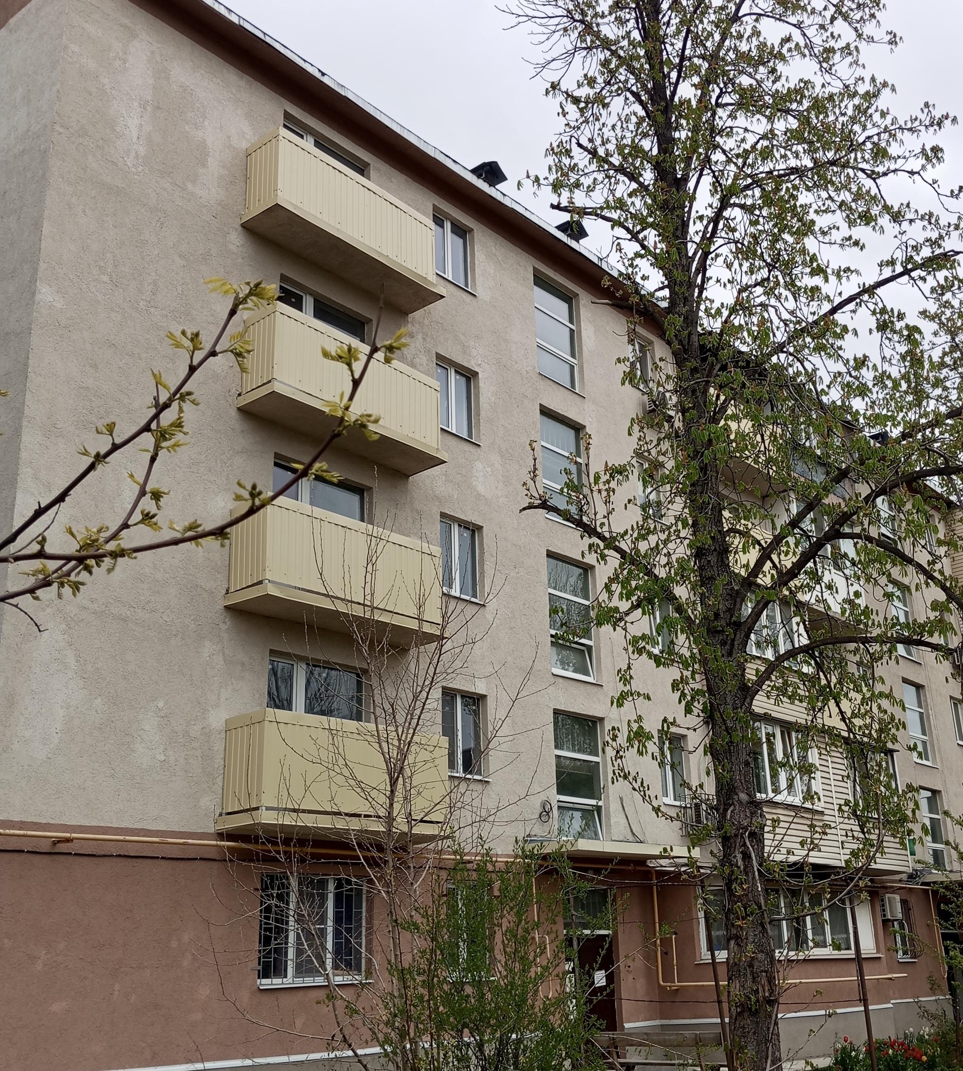 Специалисты Московской области завершают восстановление пятиэтажного дома в Центральном районе Мариуполя