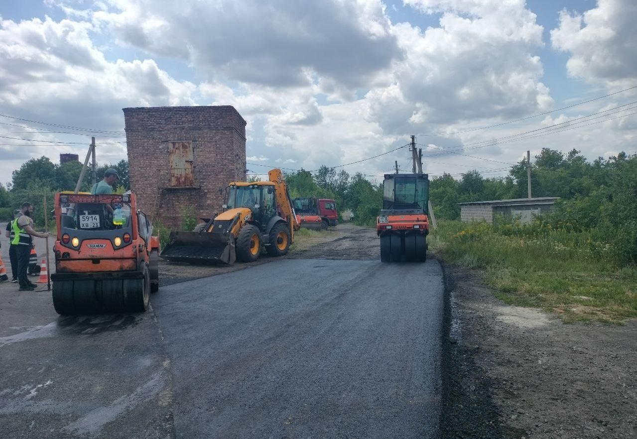 Хабаровский край ремонтирует дорогу на ул. Чапаева в Дебальцево