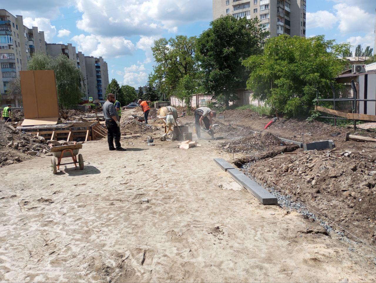 В Краснодоне полным ходом идет благоустройство Аллеи Героев