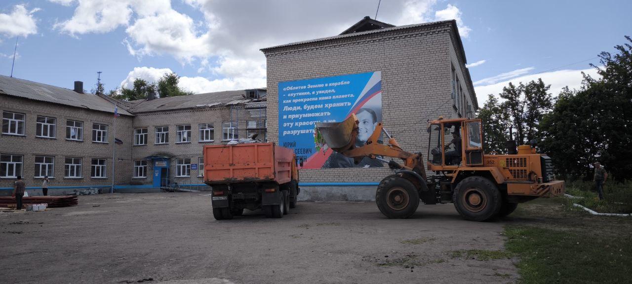 Строители Якутии восстанавливают школу в Еленовке Докучаевского округа