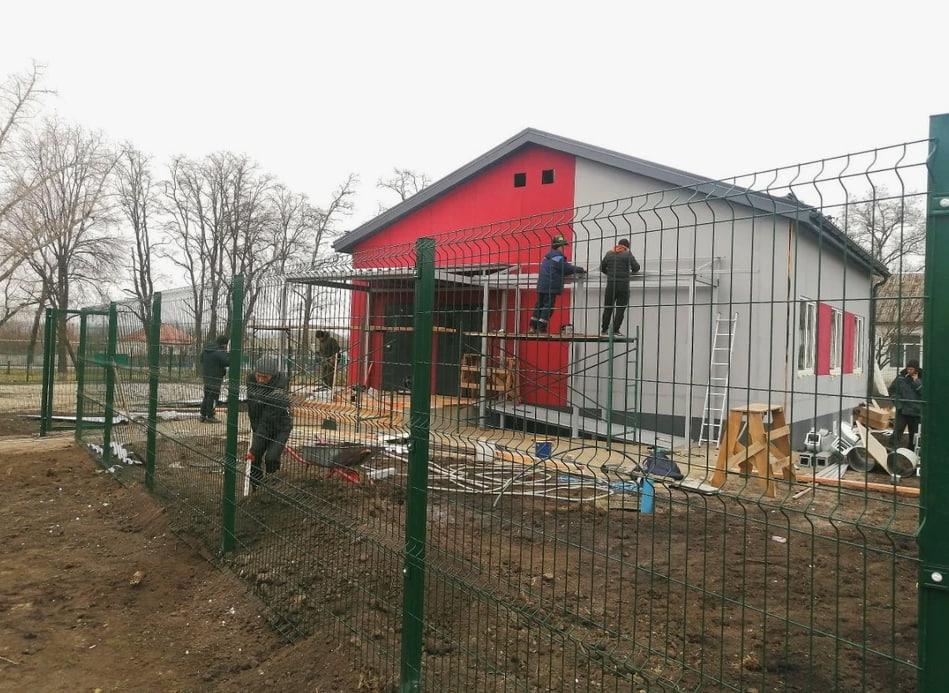 Костромские рабочие продолжаю строить ФАП в поселке Пивневка