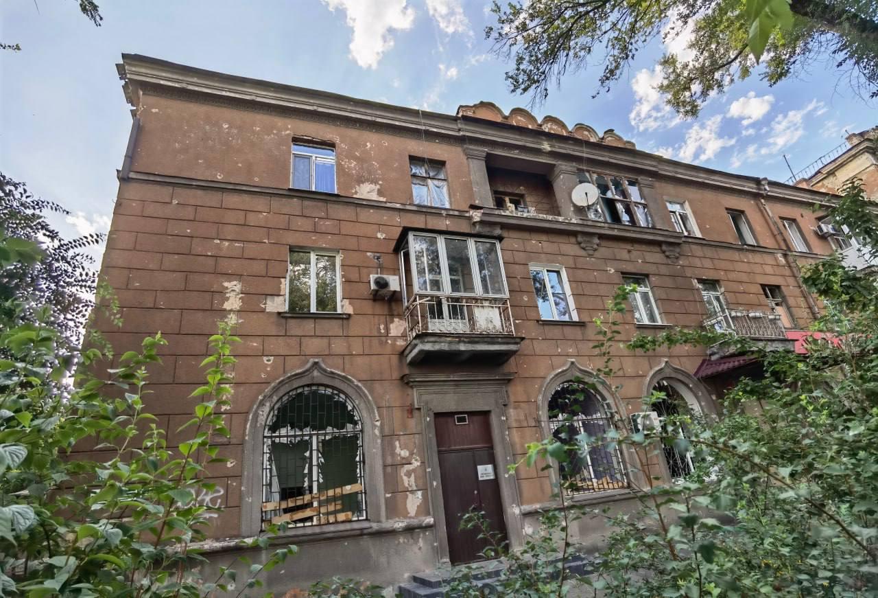 Липецкие строители приступают к покраске многоквартирного дома в Центральном районе Мариуполя