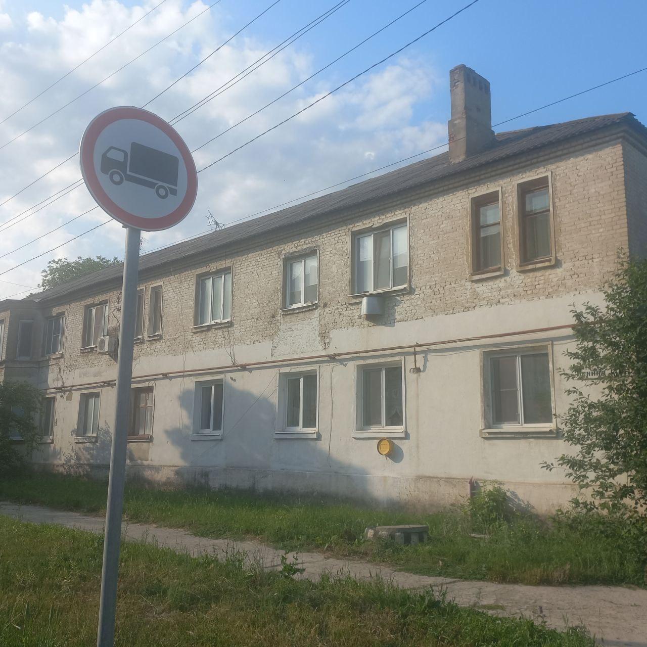 Бригада из ЕАО приступила к ремонту крыши дома в поселке Новоамвросиевское