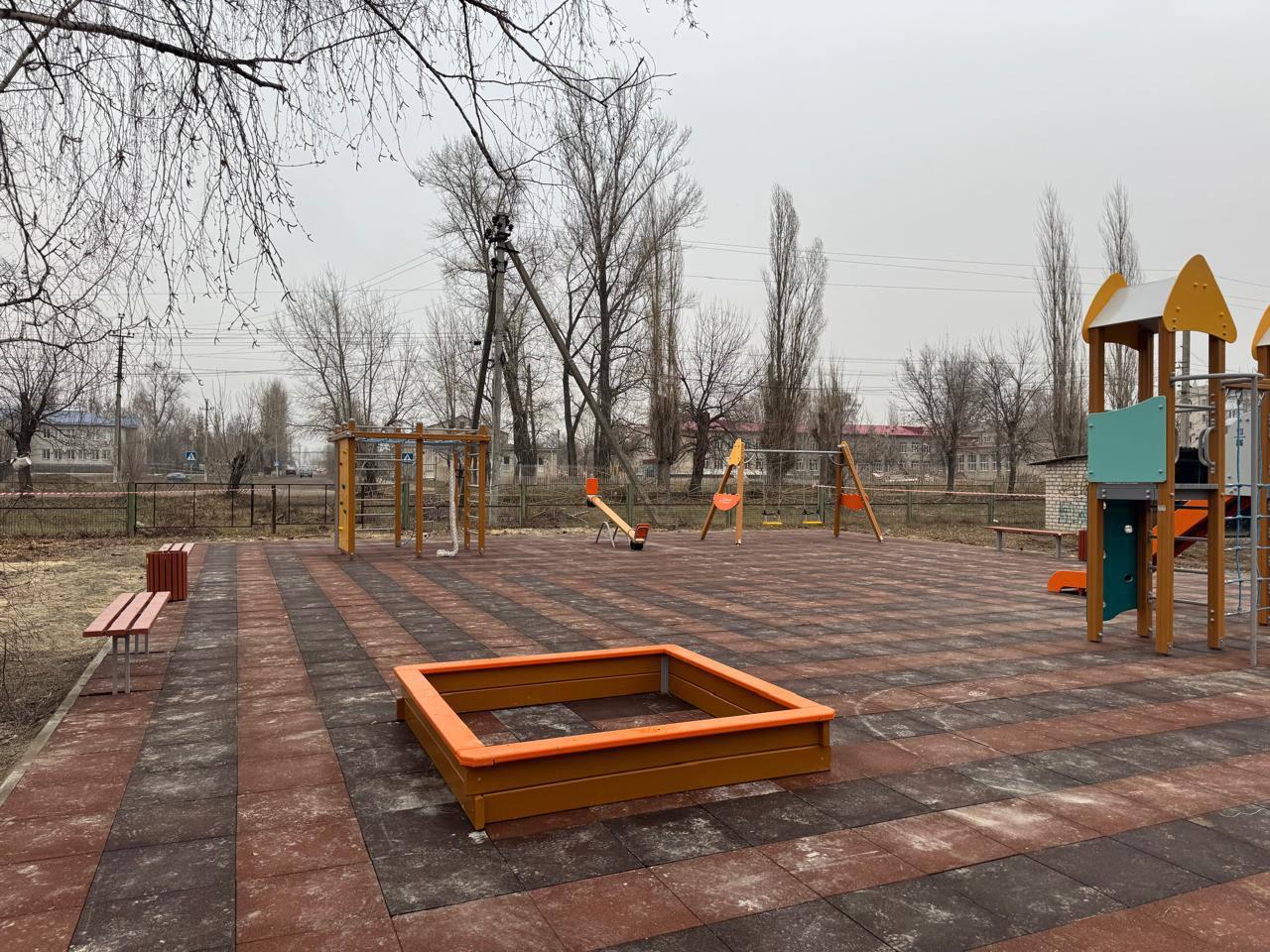 В Старобельске завершаются работы по строительству новой детской площадки в квартале Орджоникидзе