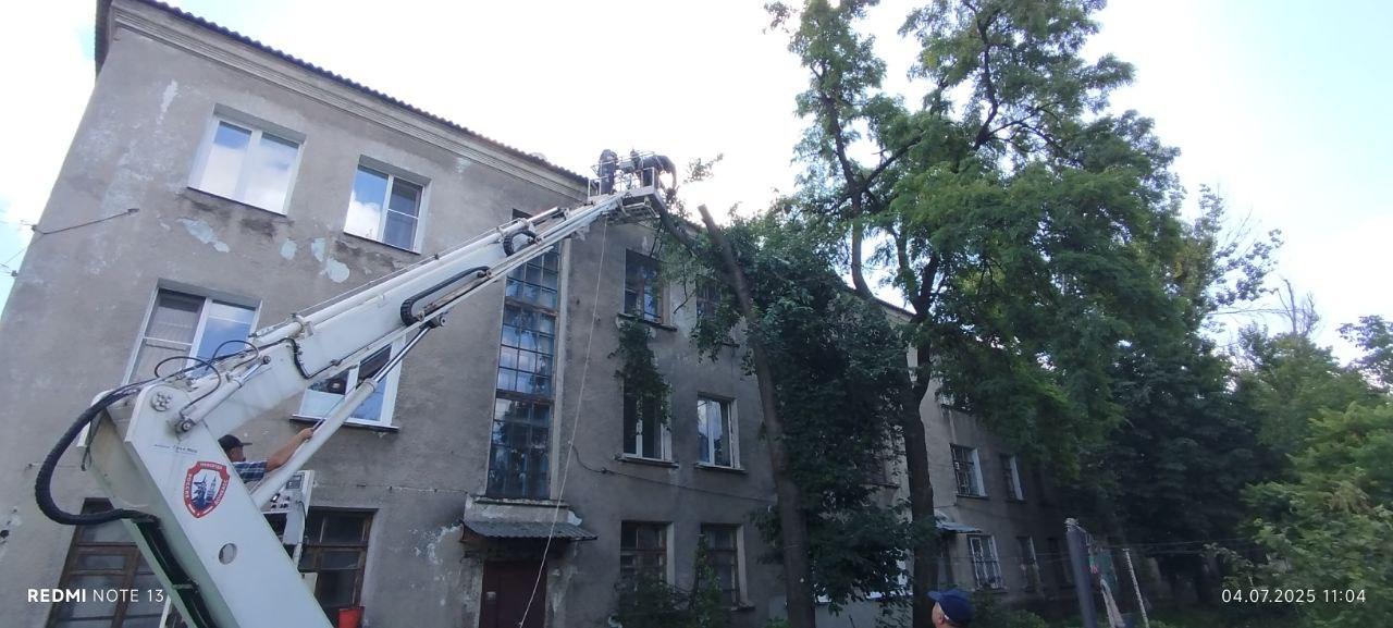 Бригада Хабаровского края убрала аварийные деревья с территории жилого дома в Дебальцево