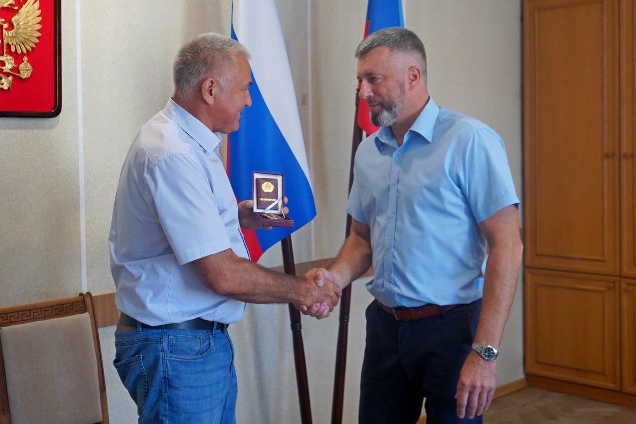 Советник главы Хакасии почти год помогает жителям Свердловска