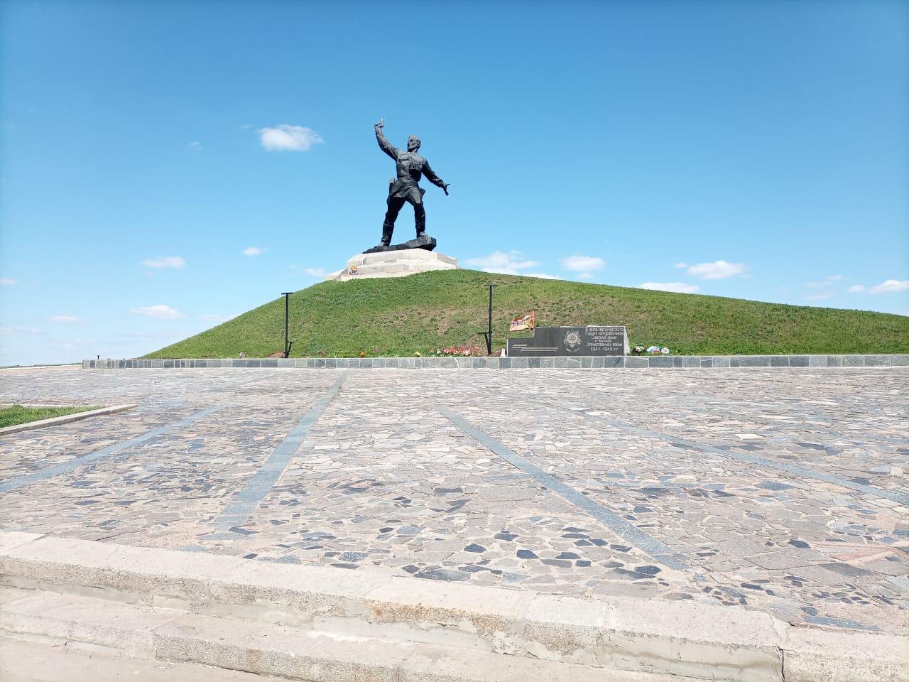 Территорию возле памятника «Комбат» под Славяносербском привели в порядок строители из Алтайского края