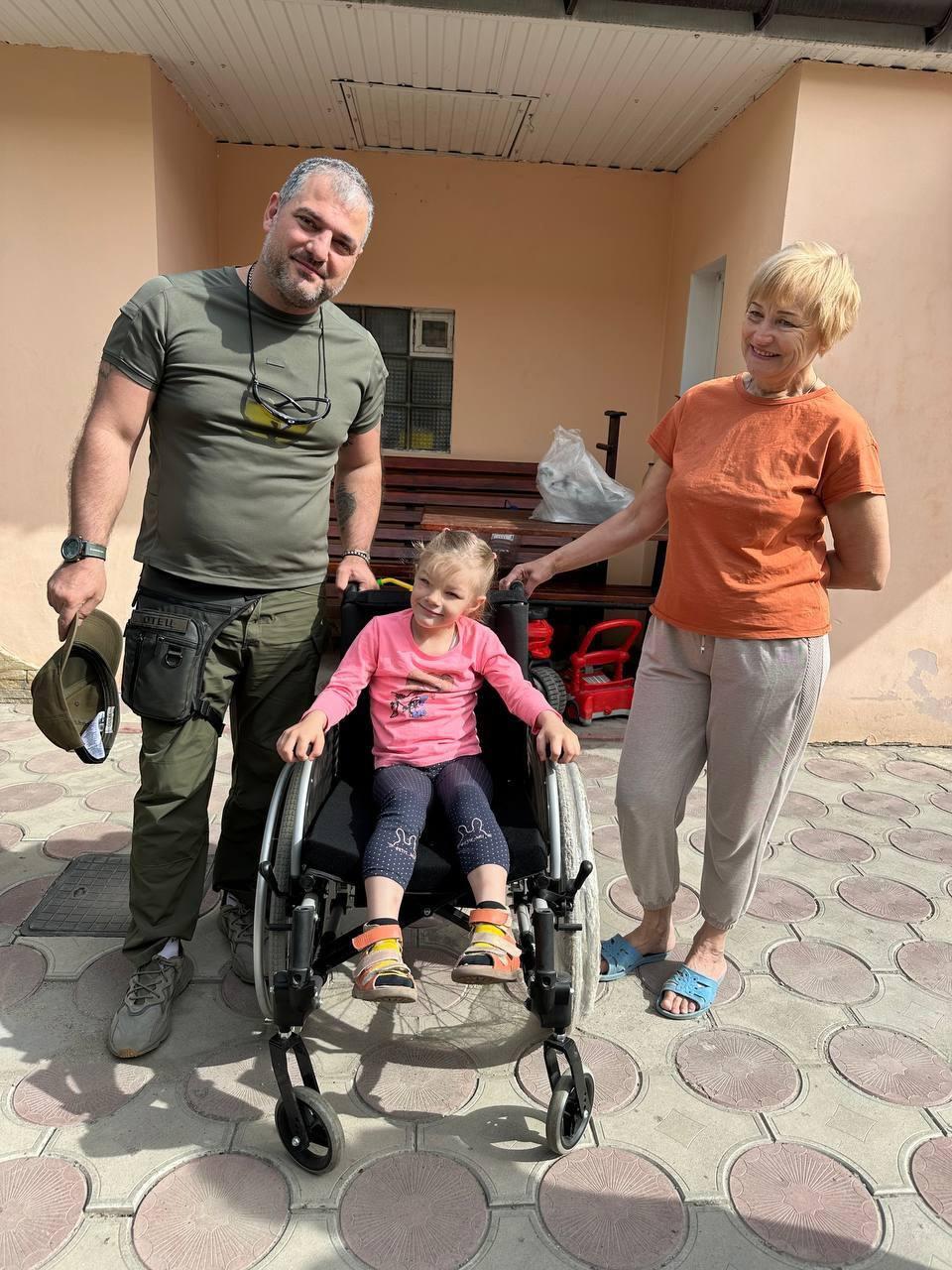 Доброволец из Прикамья передал инвалидную коляску девочке из Сватово ЛНР