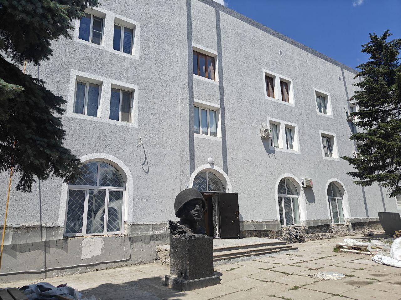 Рабочие Самарской области ремонтируют жилой дом в Снежном