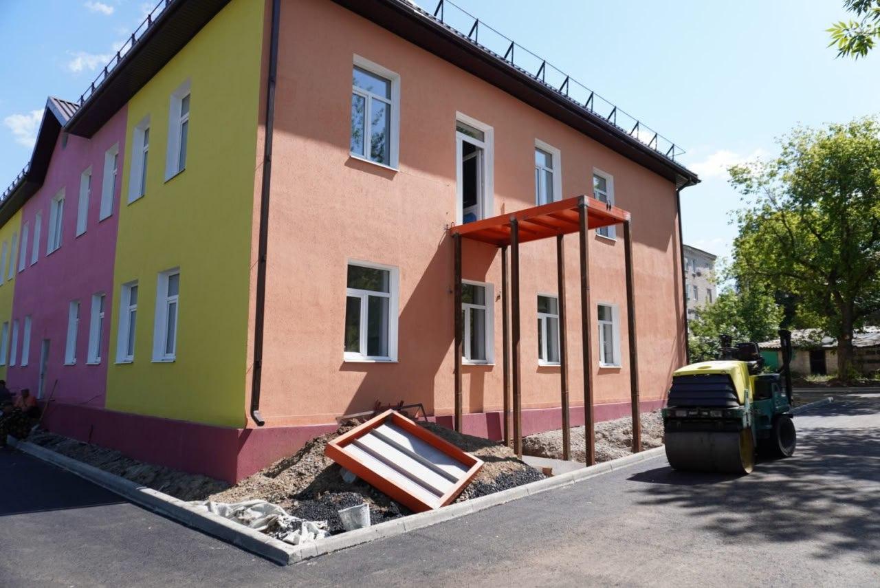 Специалисты Сахалинской области благоустраивают территорию детского сада в Стожково ДНР