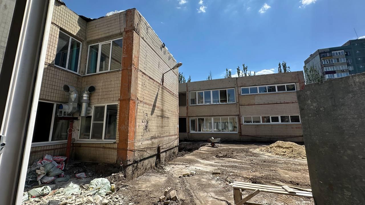 Югорские строители продолжают ремонт детсада № 19 в Макеевке