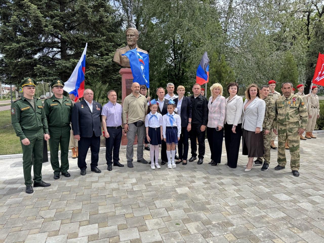 Южноуральцы установили в Ясиноватой памятник Герою России Владимиру Жоге